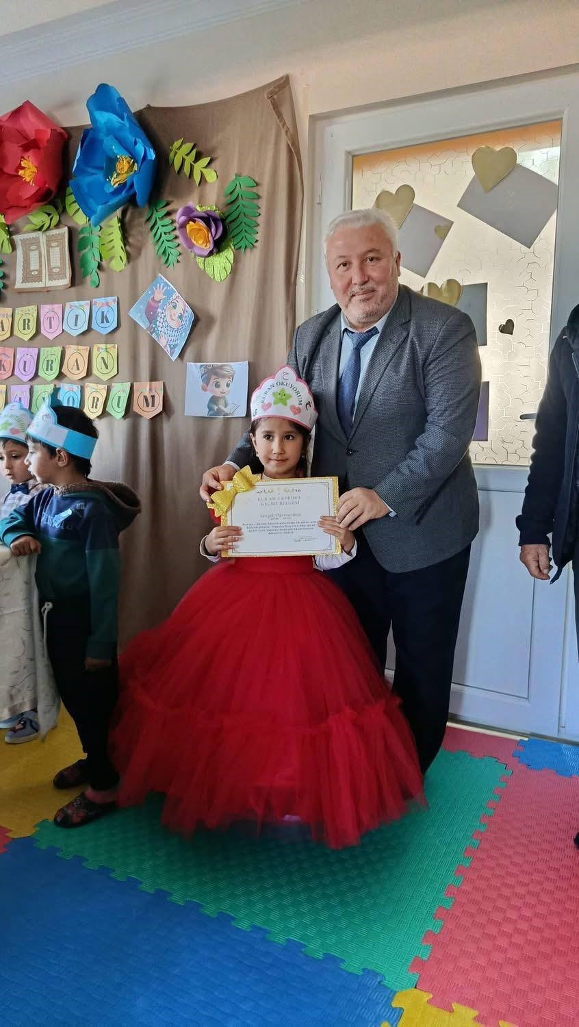 Efeler’de Kur’an’a geçen minik öğrenciye anlamlı kutlama