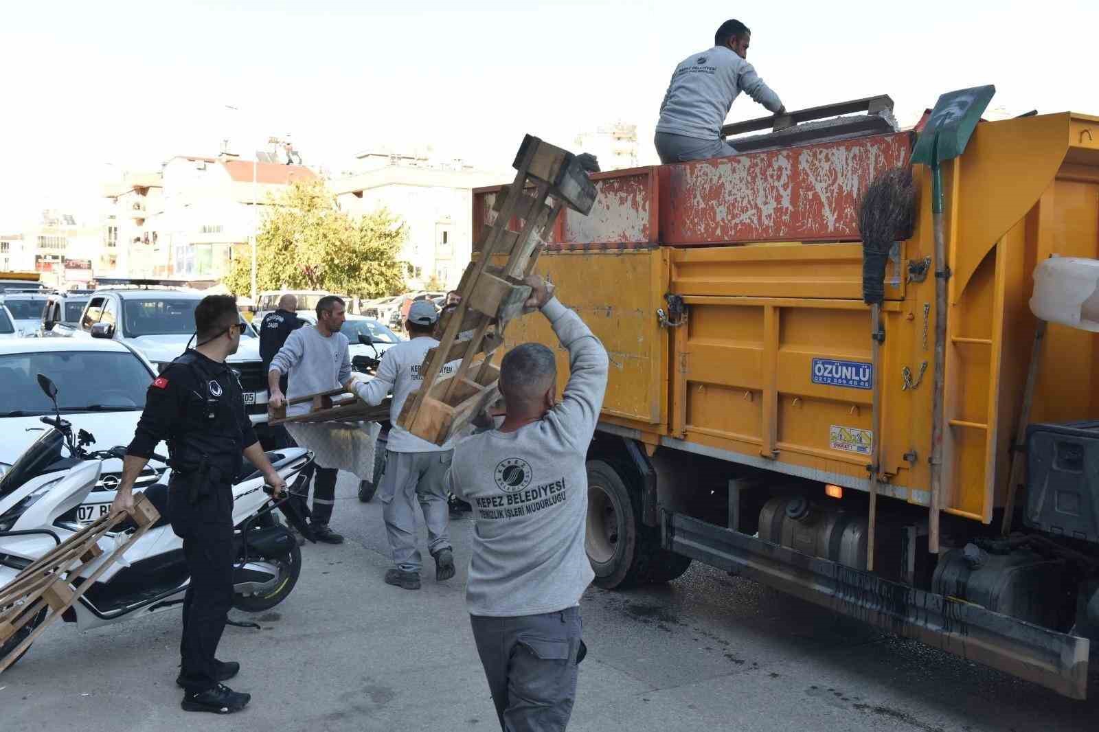 Kepez&rsquo;de yol ve kaldırımları işgal eden 18 işletmeye ceza
