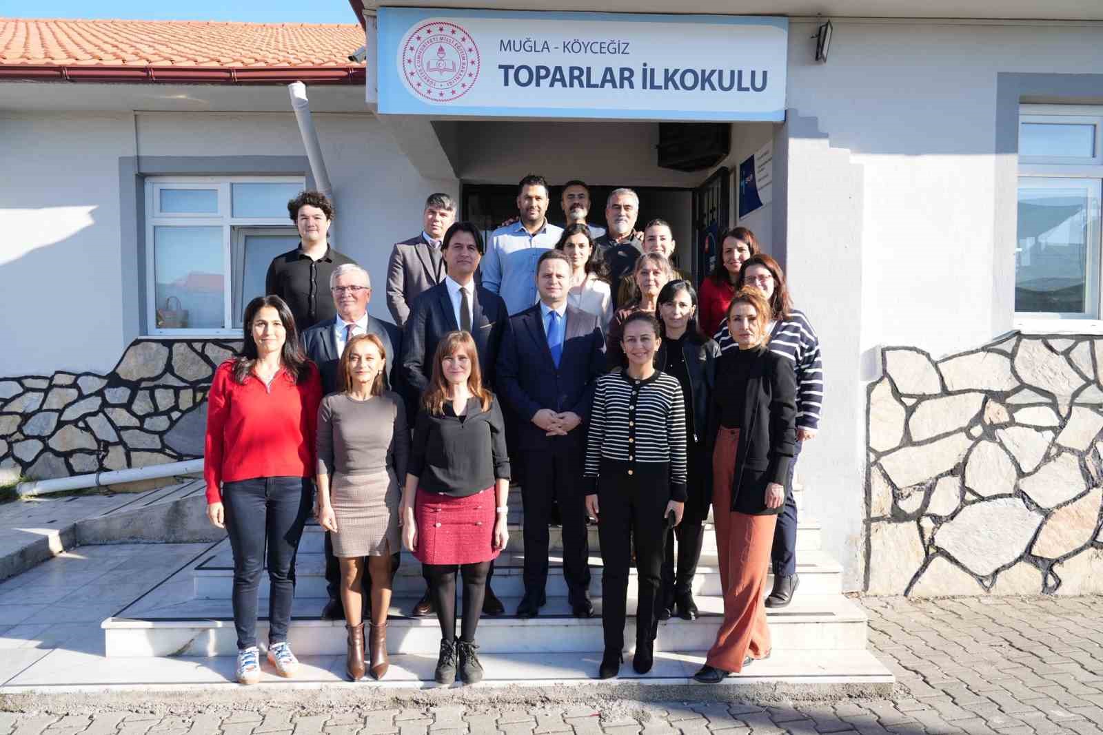 İl Milli Eğitim M&uuml;d&uuml;r&uuml; &Ccedil;ay, K&ouml;yceğiz&rsquo;de &ouml;ğrenci ve &ouml;ğretmenlerle bir araya geldi
