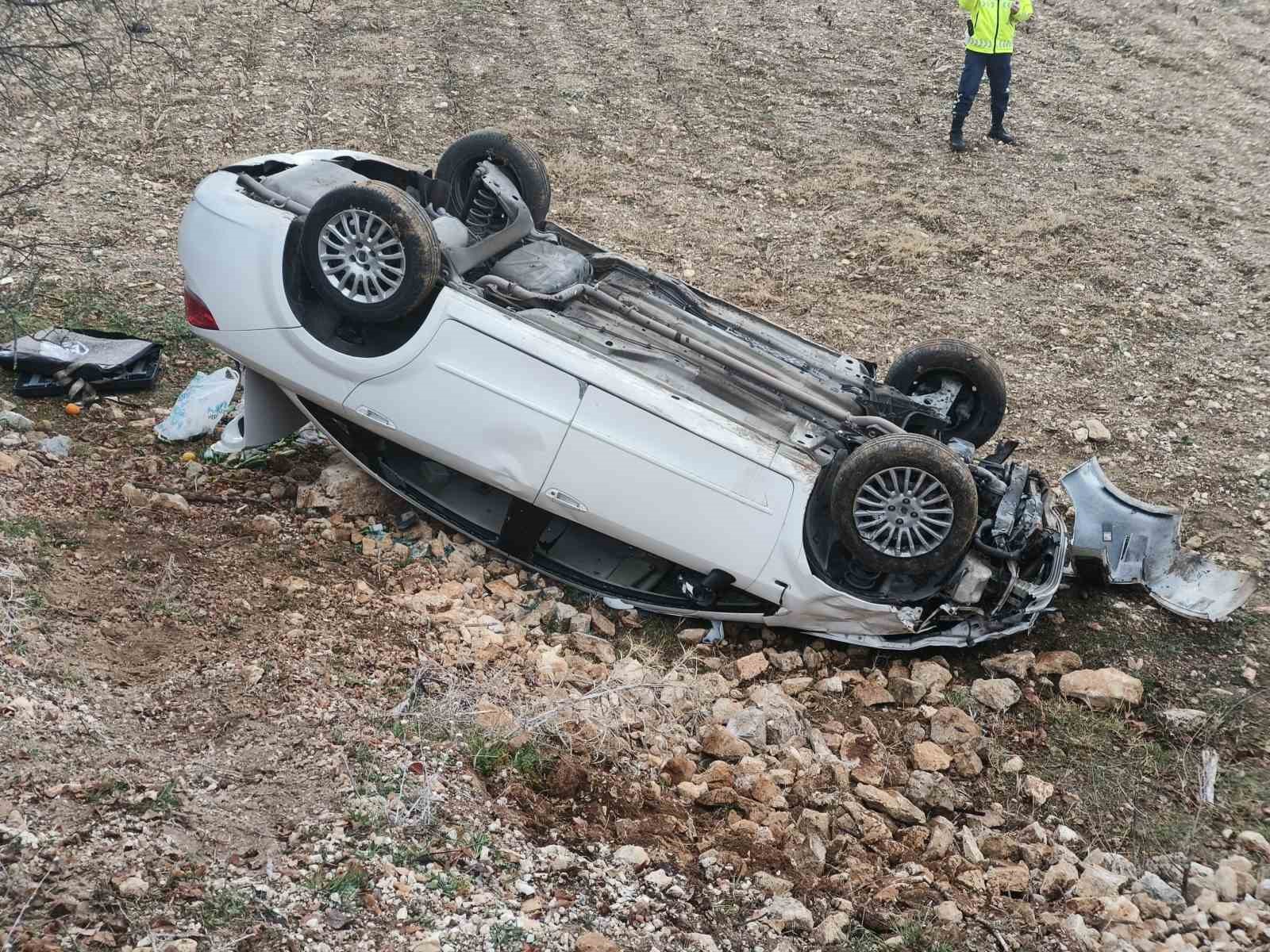 Kontrolden &ccedil;ıkan otomobil tarlaya u&ccedil;tu; 2 yaralı
