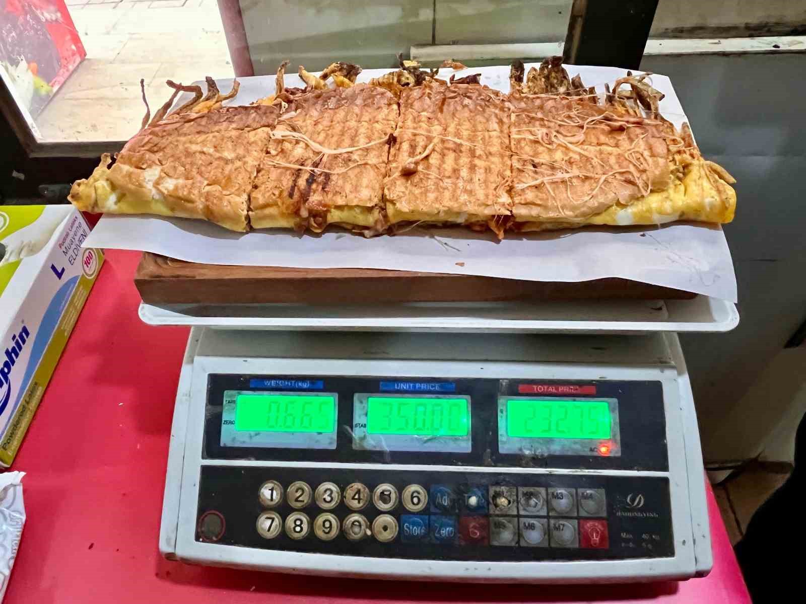 Yarım kiloluk dev tost, 600 liraya satılıyor