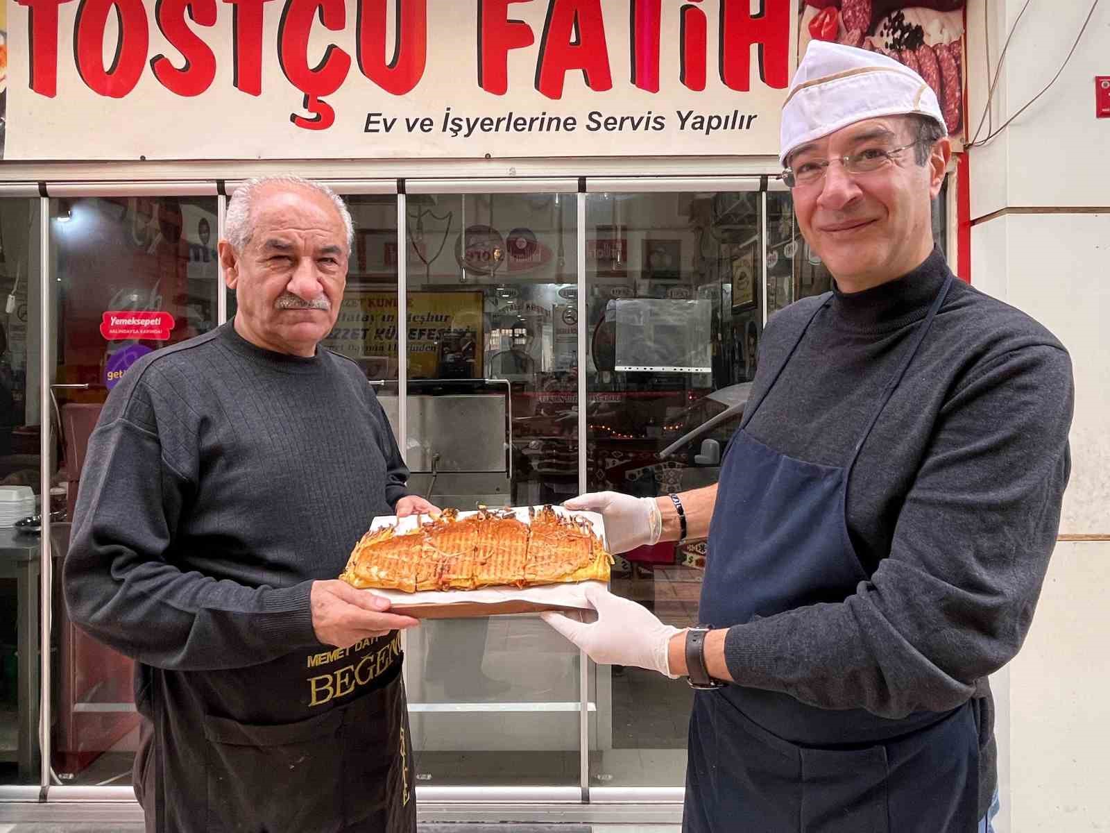 Yarım kiloluk dev tost, 600 liraya satılıyor
