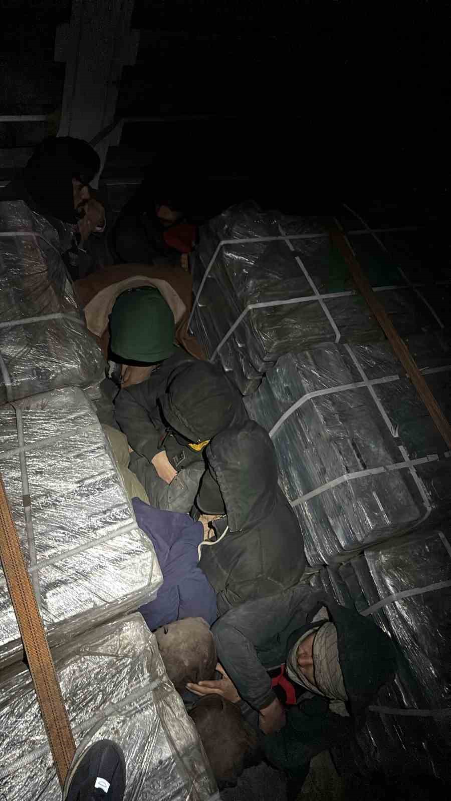 Amasya&rsquo;da &ccedil;inko y&uuml;kl&uuml; tırdan 37 ka&ccedil;ak g&ouml;&ccedil;men &ccedil;ıktı
