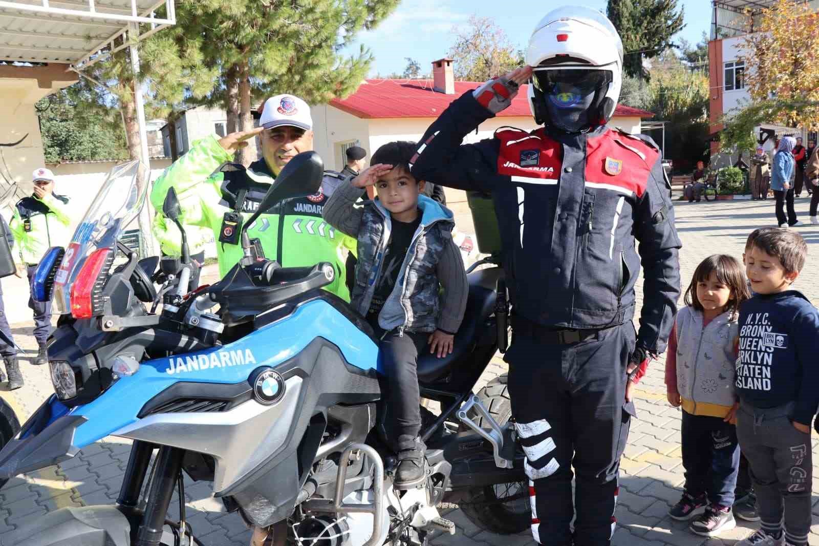 Jandarmadan &ouml;ğrencilere trafik ve asayiş eğitimi
