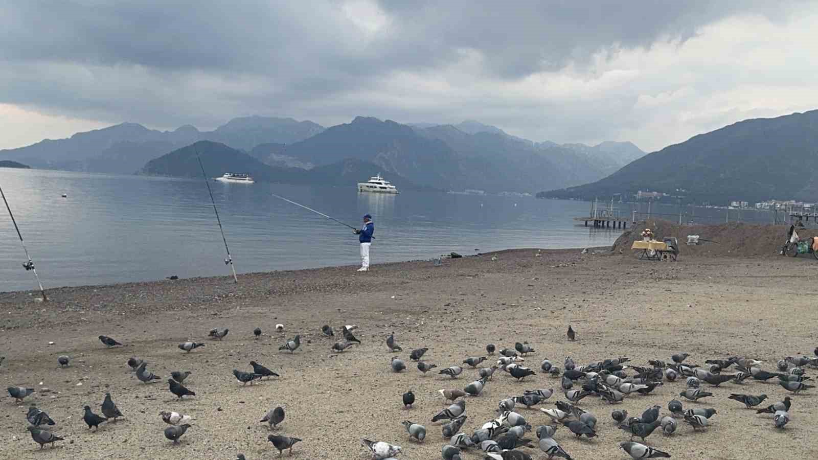 &Ccedil;i&ccedil;ekli masa Marmaris&rsquo;in simgesi haline geldi
