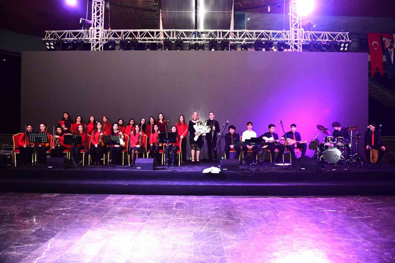 Gen&ccedil; m&uuml;zisyenler, Bursalılara m&uuml;zik ziyafeti sundu
