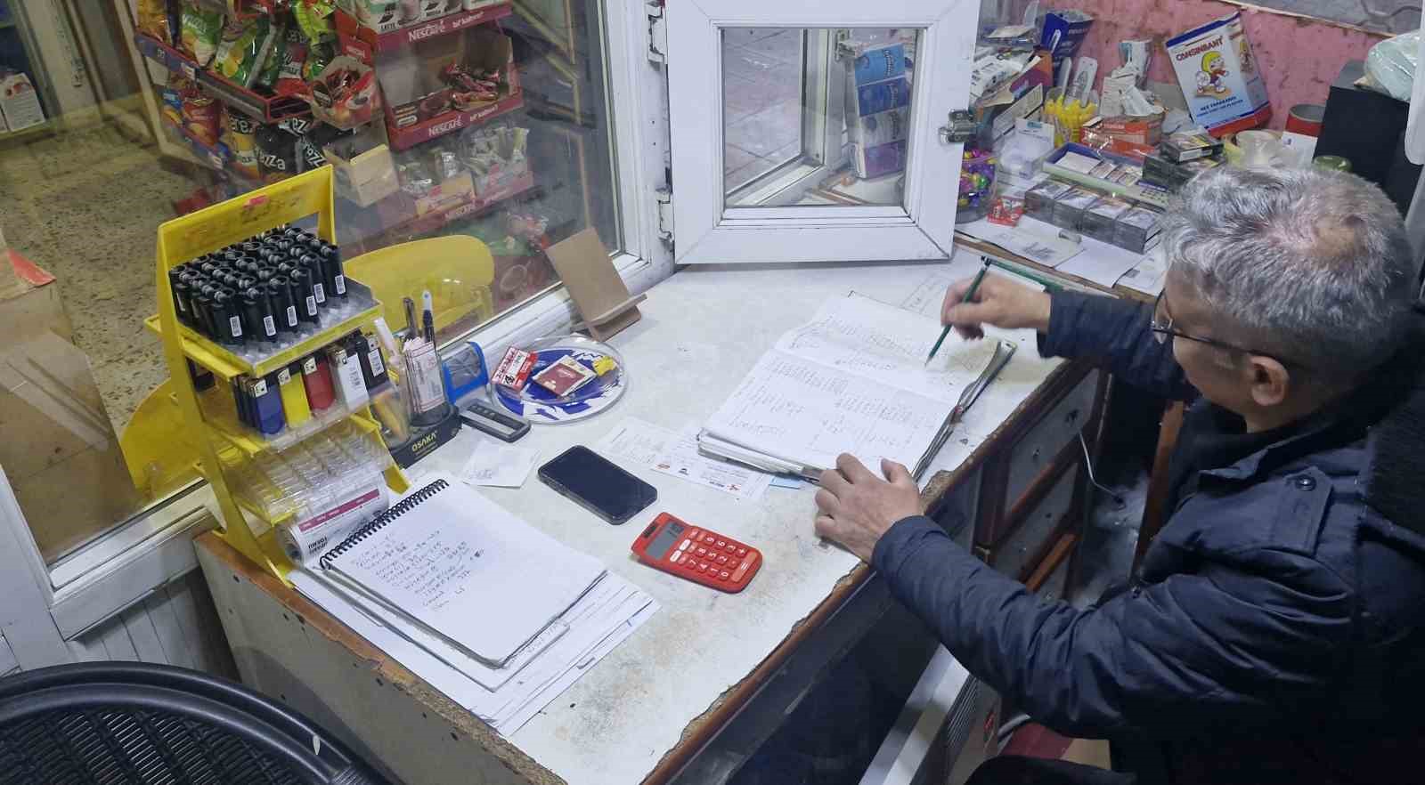 Hayırsever çift, mahalle bakkalındaki 230 bin liralık veresiye borcunu ödeyerek 50 ailenin borcunu sildi