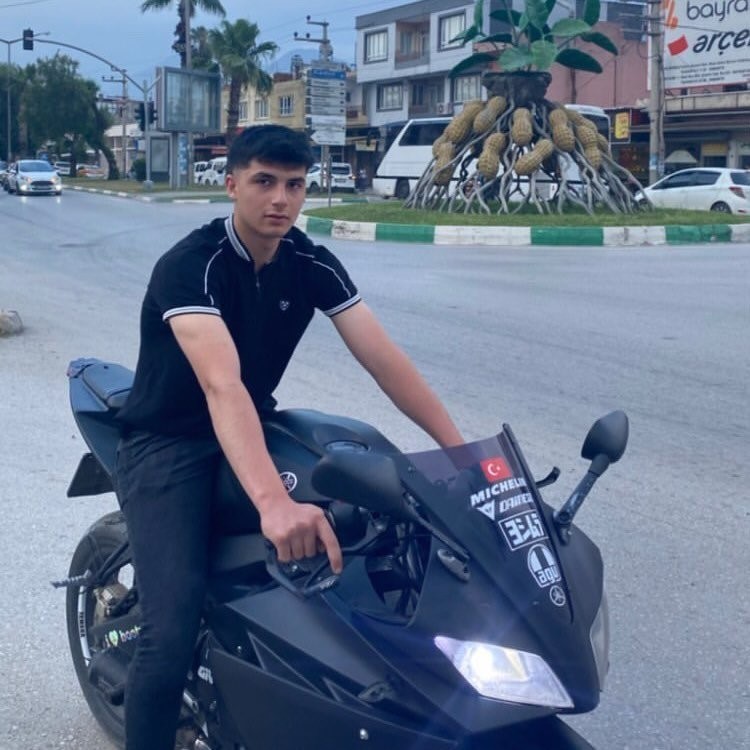 Mezarlıkta otomobilde 2 genç ölü bulundu, otomobilde isimleri yazılı şef bıçağı bulundu