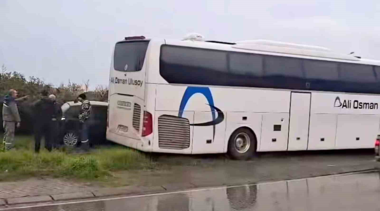 (Firma adı a&ccedil;ık verilmiş Ali Osman Ulusoy) Yolcu otob&uuml;s&uuml; otomobile &ccedil;arptı: 1 yaralı
