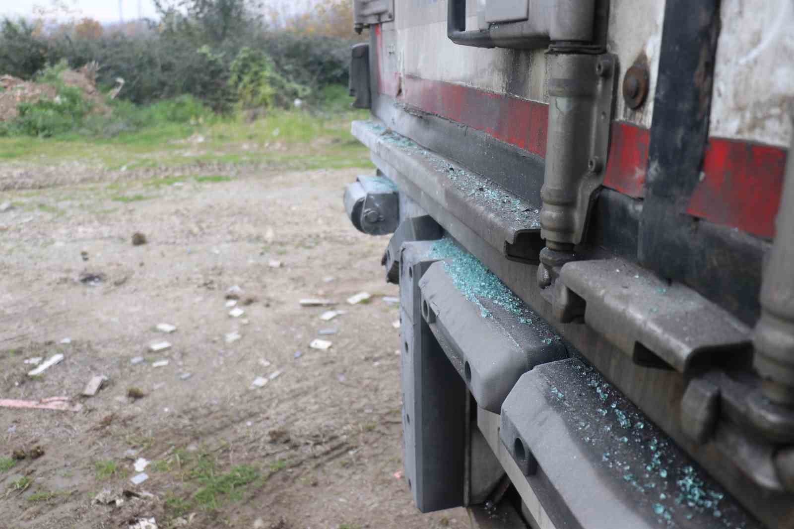 Tıra arkadan çarpan araç kağıt gibi ezildi: 1 ölü, 1 yaralı
