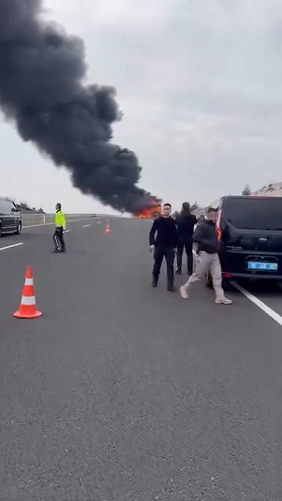 Seyir halindeki yolcu otob&uuml;s&uuml; alev alev yandı: 25 yolcu son anda kurtuldu
