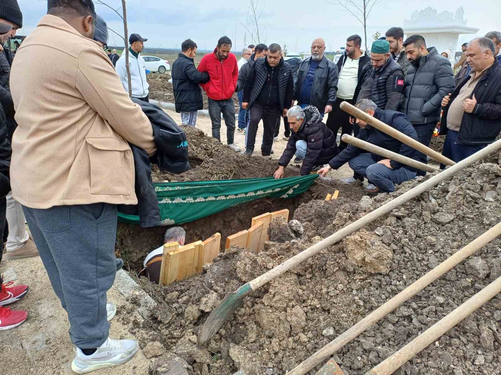 Evinde vahşice öldürülen kadın toprağa verildi