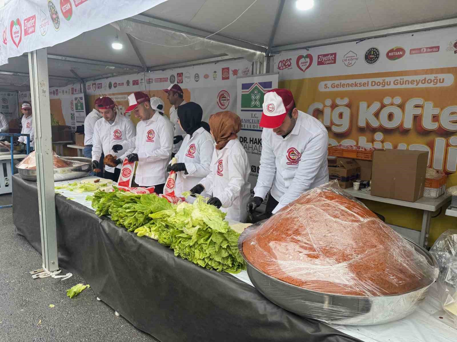 Bah&ccedil;elievler&rsquo;de &ccedil;iğ k&ouml;fte festivali: 5 ton &ccedil;iğ k&ouml;fte dağıtıldı
