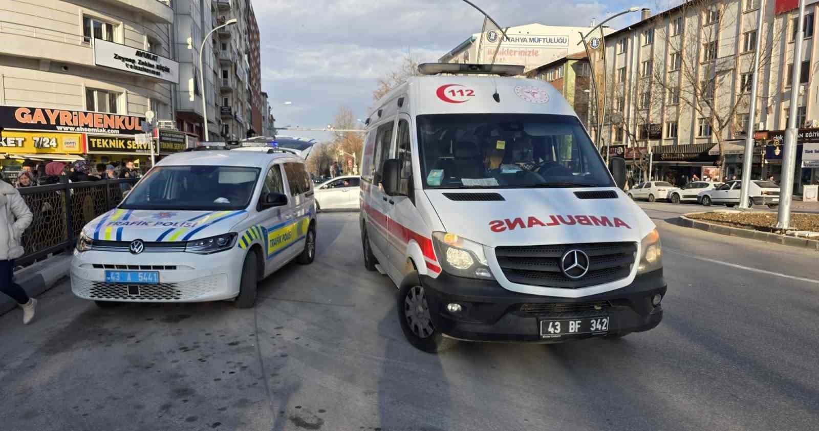 K&uuml;tahya&rsquo;da otomobil ile motosiklet &ccedil;arpıştı: 1 yaralı
