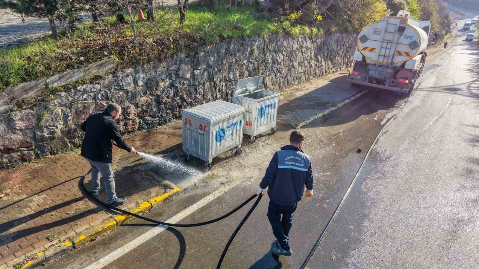 Başiskele’de cadde ve sokaklarda temizlik çalışması yürütülüyor