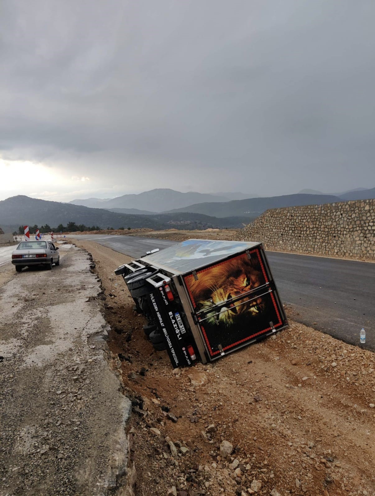 Antalya&rsquo;da kamyon devrildi, s&uuml;r&uuml;c&uuml; yaralandı
