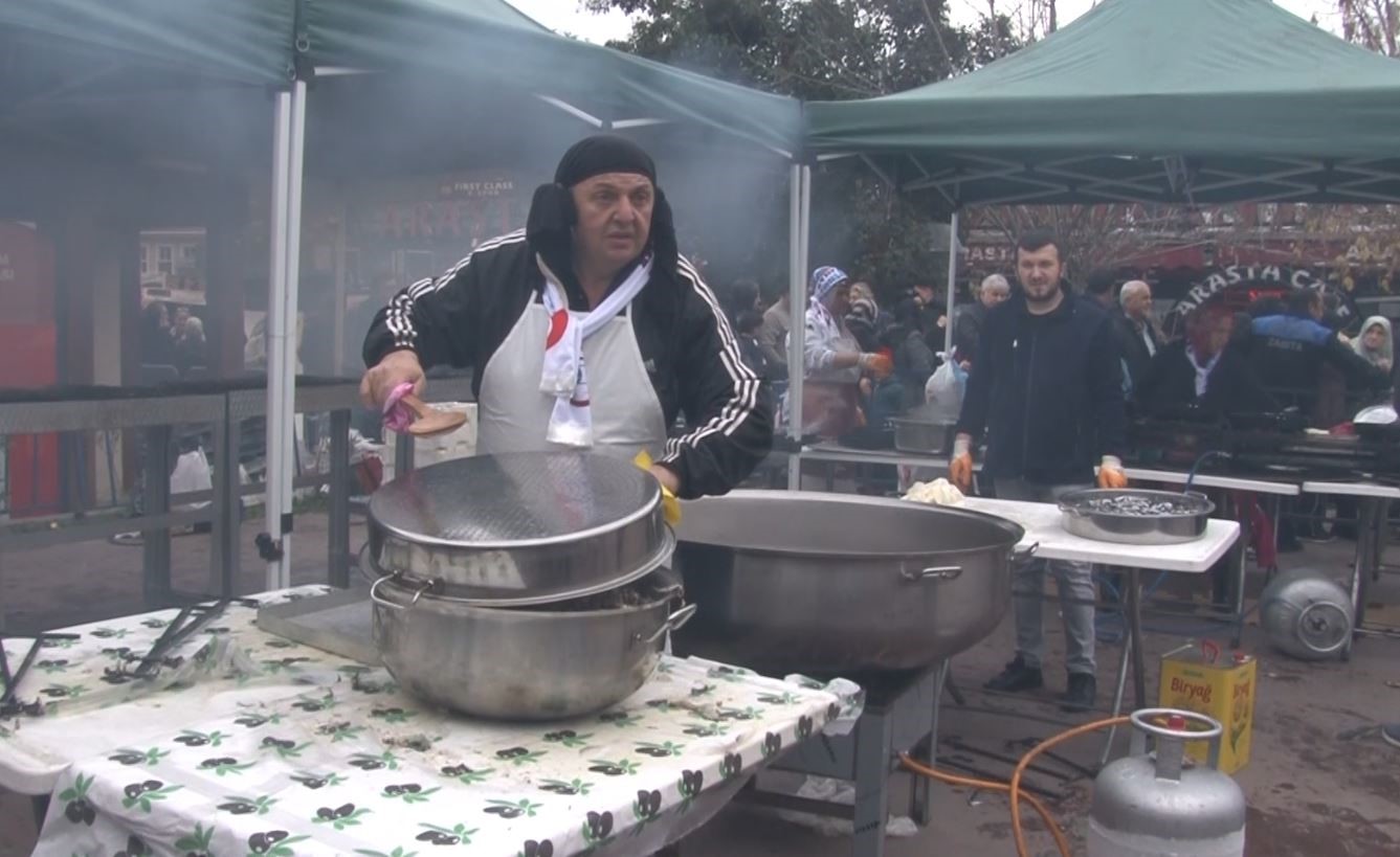 Ey&uuml;psultan&rsquo;da Karadeniz r&uuml;zgarı esti: Vatandaşlara 1 ton hamsi ikram edildi
