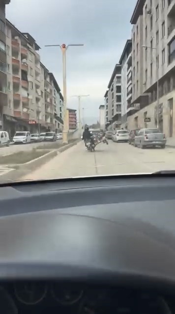 T&uuml;p y&uuml;kl&uuml; motosikletle tehlikeli hareketler kamerada
