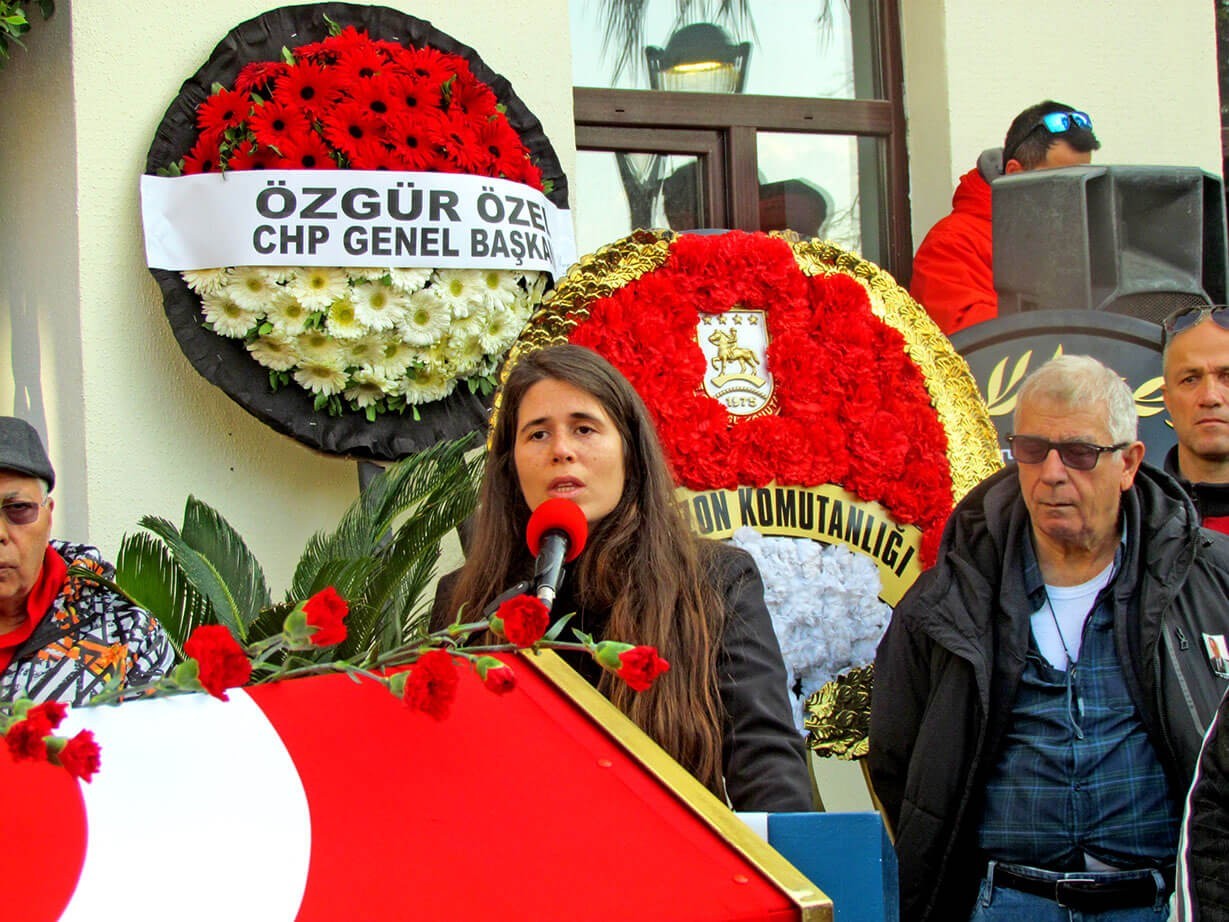 &Ccedil;eşme&rsquo;nin eski Belediye Başkanı T&uuml;t&uuml;nc&uuml;oğlu, son yolculuğuna uğurlandı
