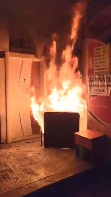 Elazığ&rsquo;da yanan işletmenin yardımına esnaf yetişti
