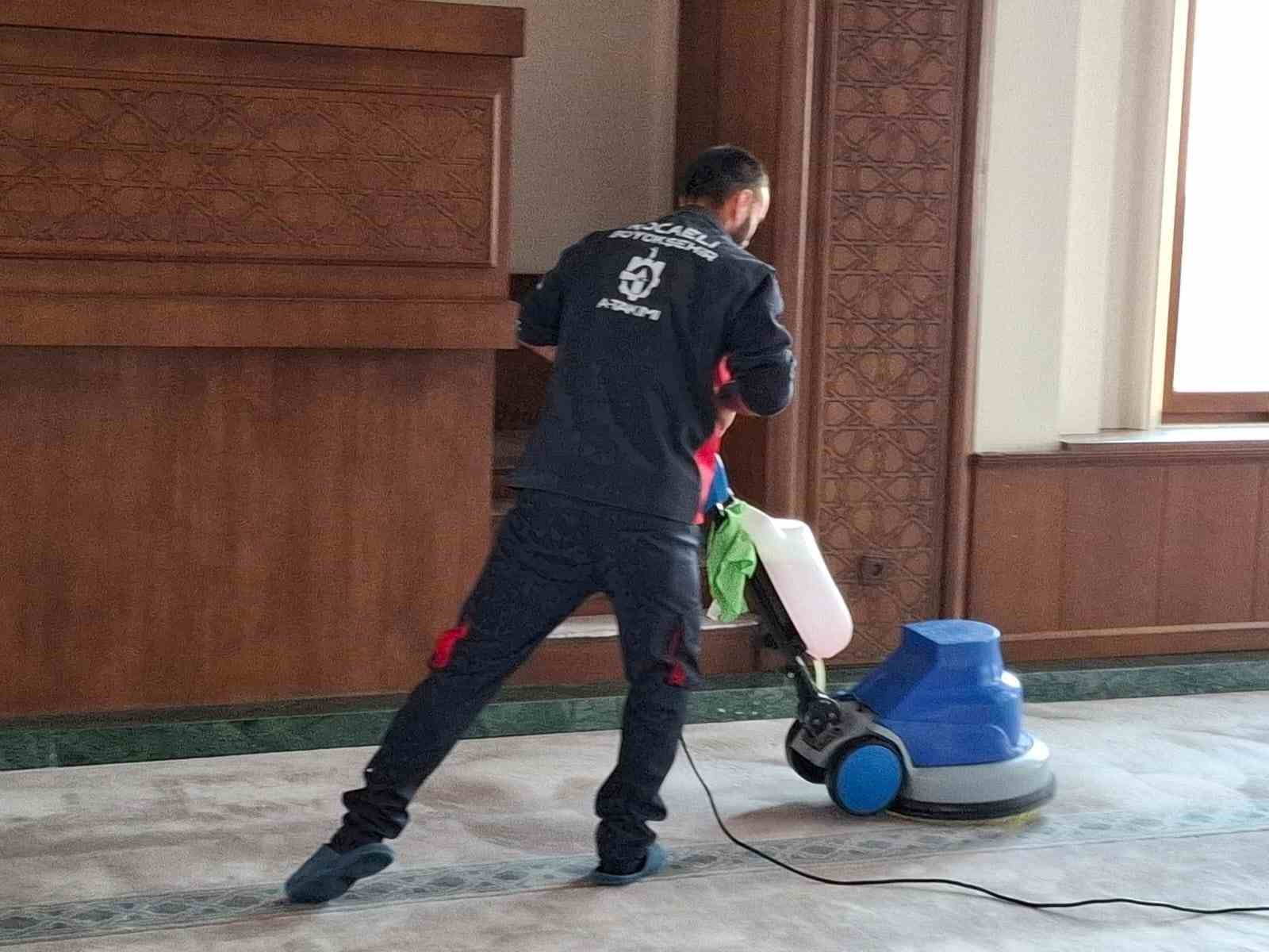 Çayırova’da cuma vaazı sırasında içeriye köpek giren cami dezenfekte edildi