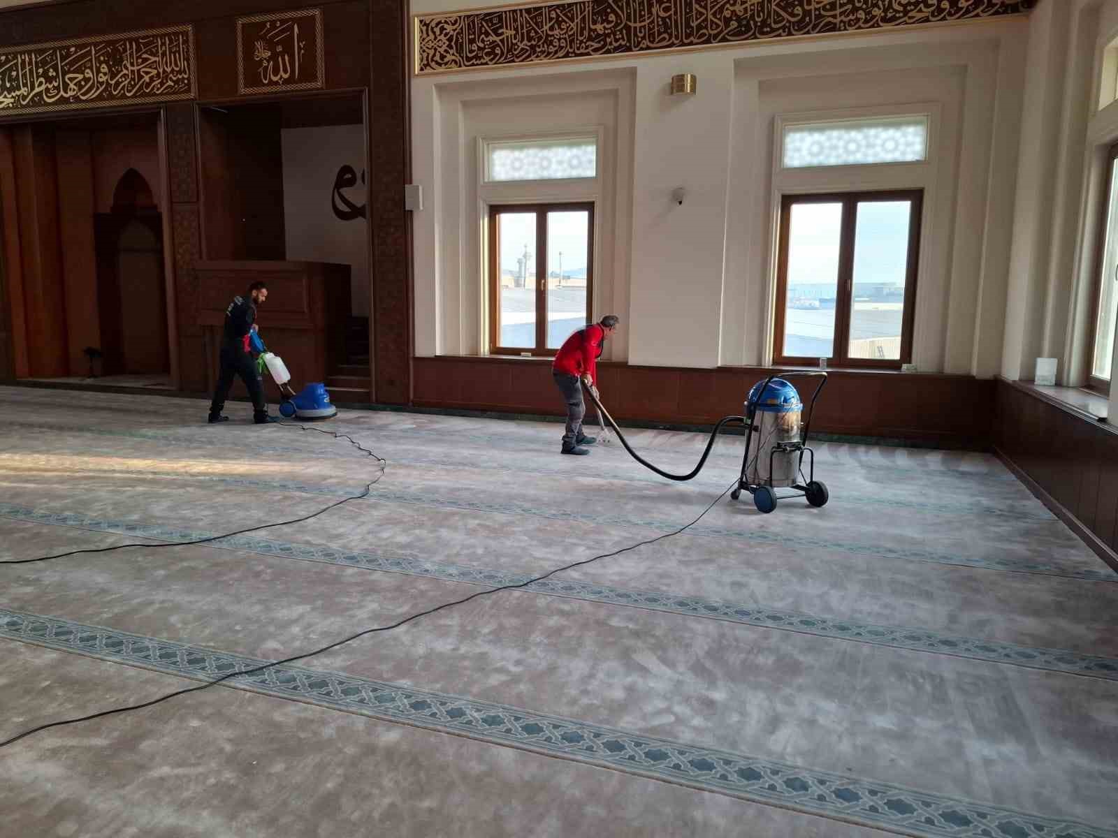 &Ccedil;ayırova&rsquo;da cuma vaazı sırasında i&ccedil;eriye k&ouml;pek giren cami dezenfekte edildi
