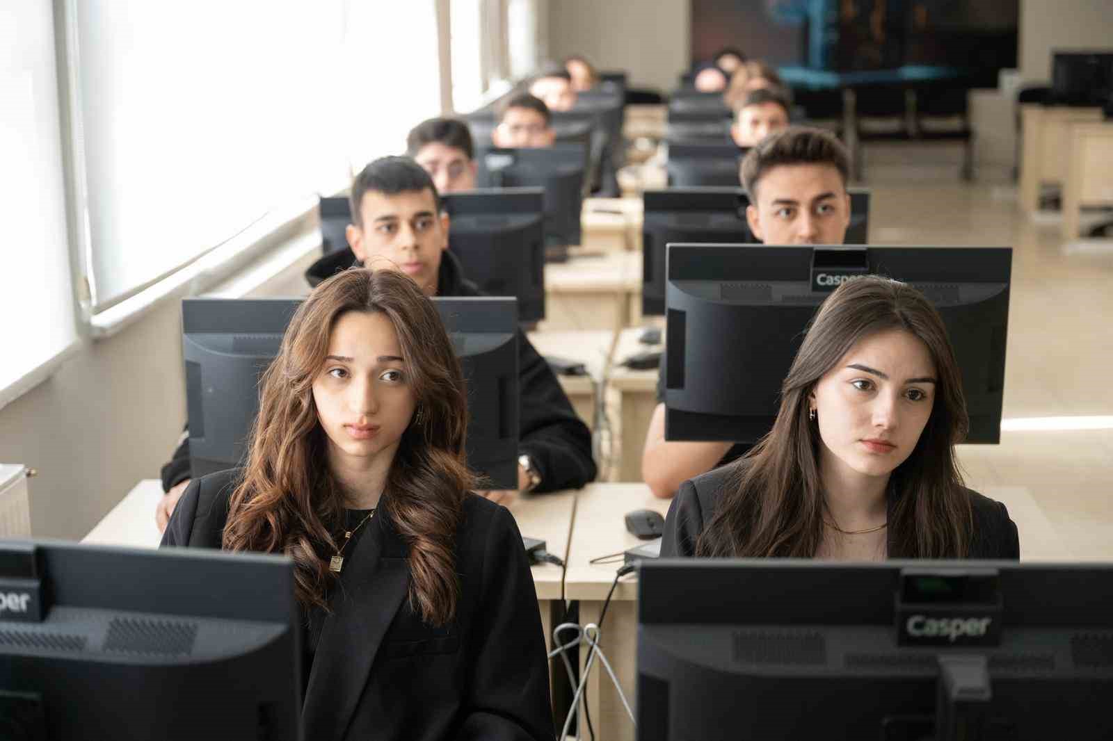 KOST&Uuml;, Y&Ouml;K&rsquo;&uuml;n 2025 izleme raporunda &uuml;st sıralarda yer aldı
