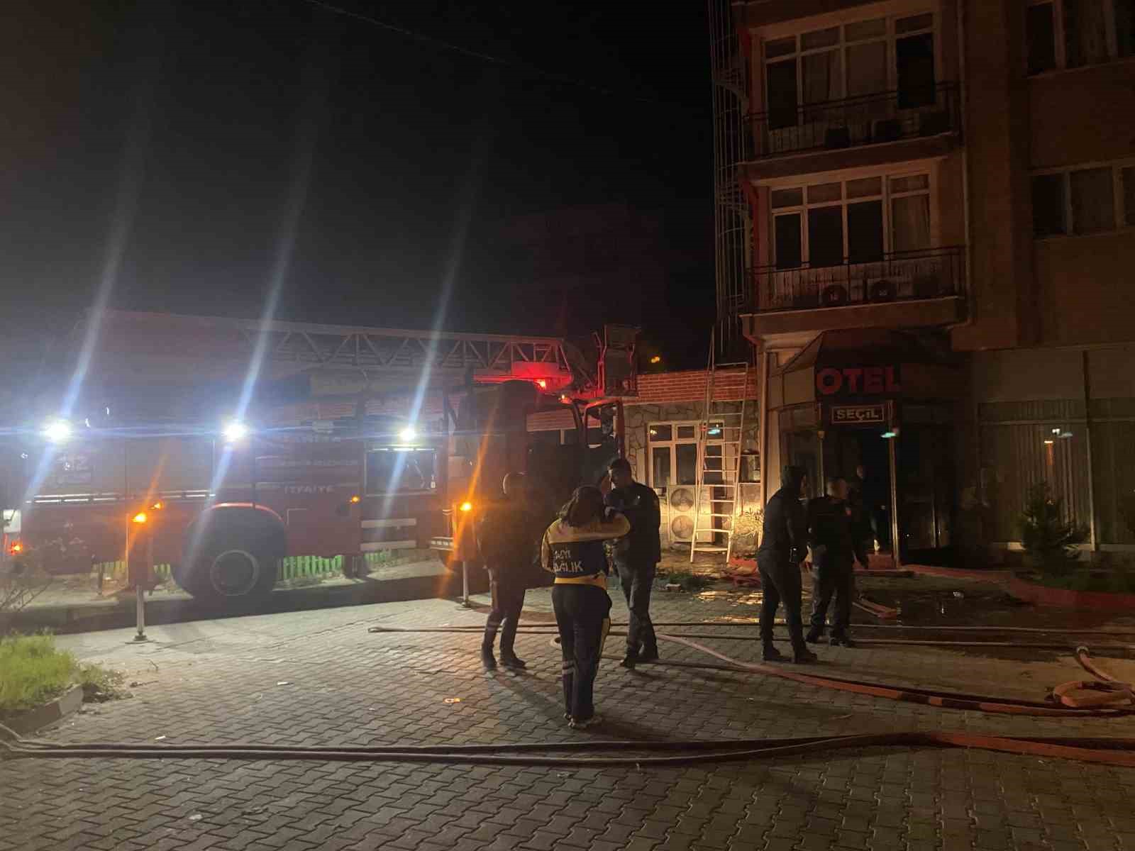 Alaşehir’de 5 katlı otelde korkutan yangın