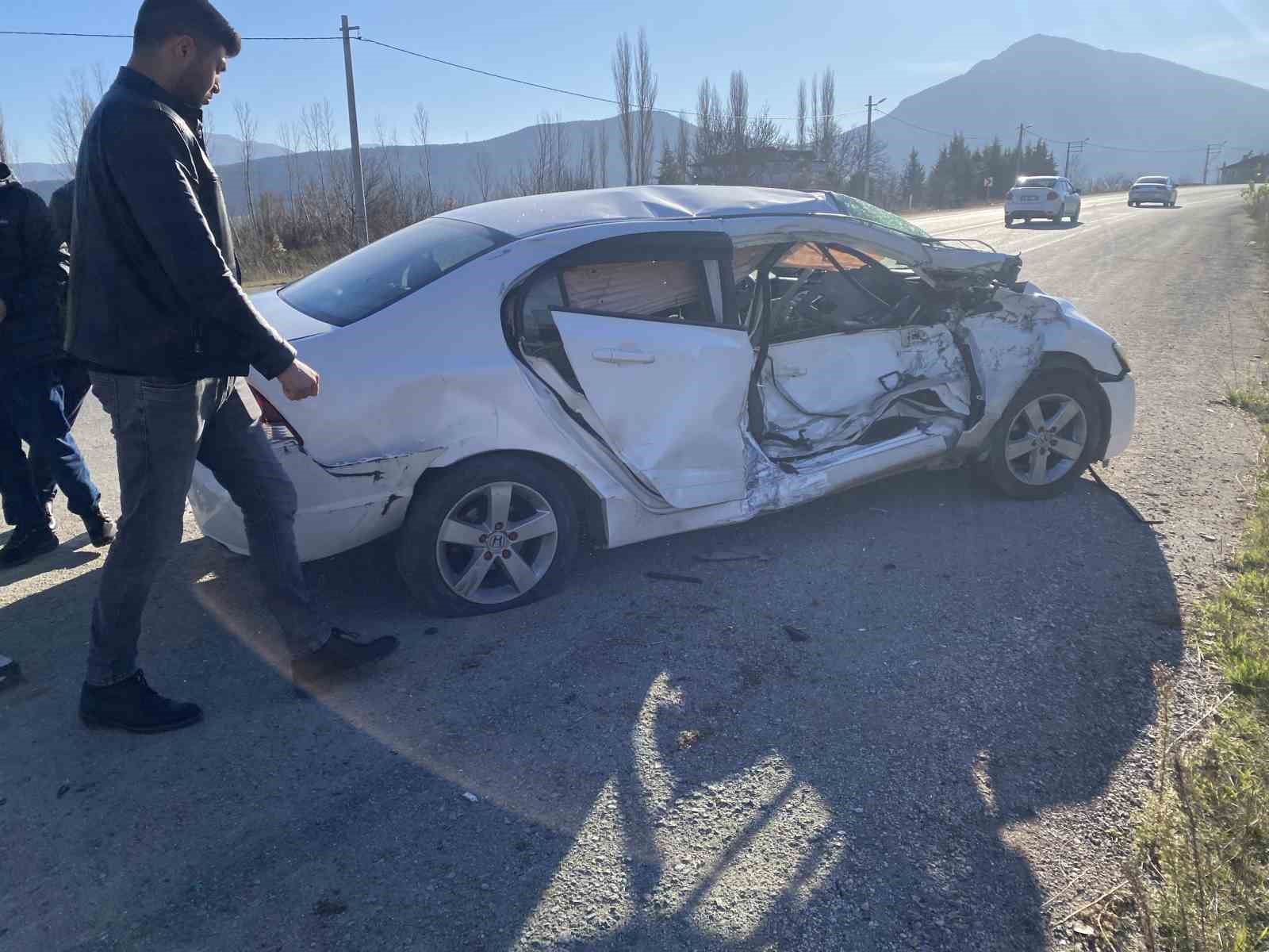 Otomobil ile traktör çarpıştı; 3 yaralı