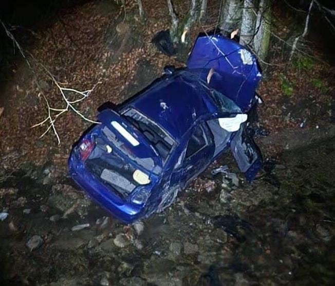 Uçurumdan yuvarlanan otomobilden 3 kişi sağ çıktı