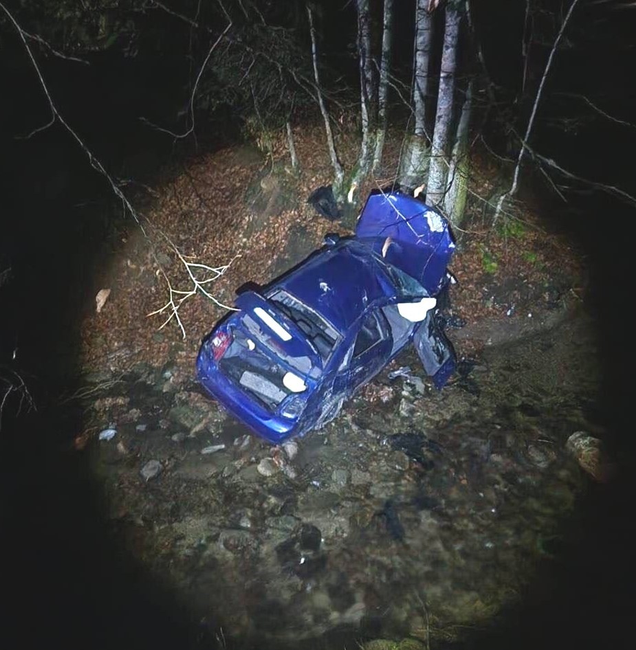 U&ccedil;urumdan yuvarlanan otomobilden 3 kişi sağ &ccedil;ıktı
