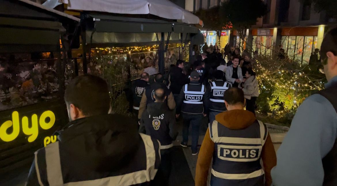 Bursa&rsquo;da yılbaşı &ouml;ncesi polis uygulamasında &ccedil;ok sayıda ş&uuml;pheli yakalandı
