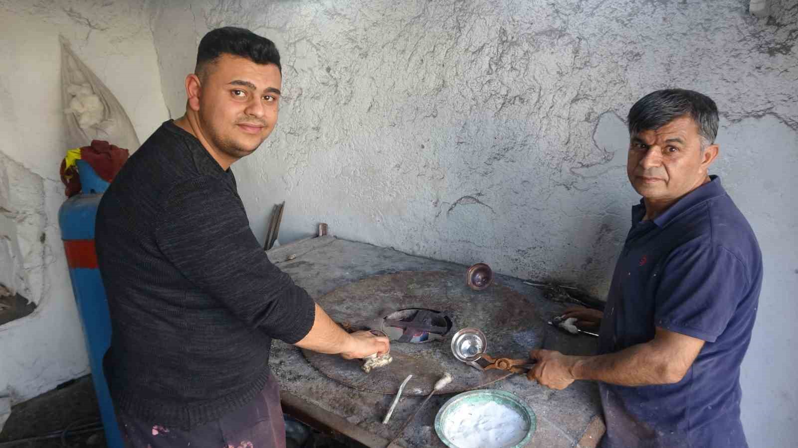 Baba-oğul kalaycılık mesleğini yaşatmaya &ccedil;alışıyor
