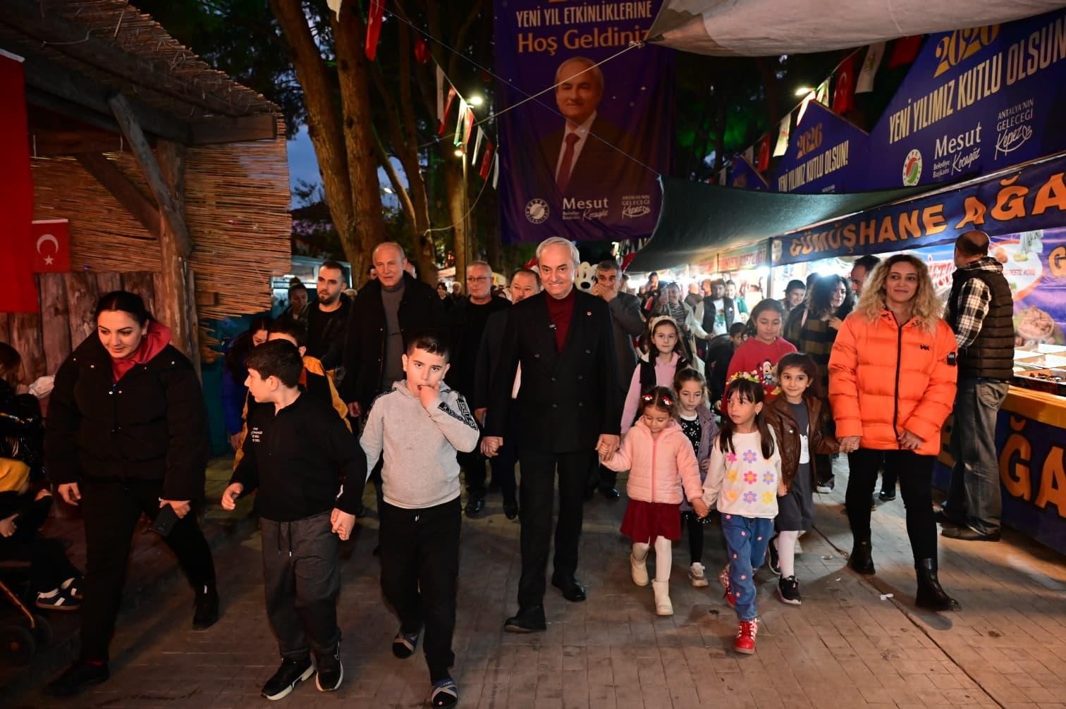 Kepez&rsquo;de yeni yıl heyecanı suni kar yağışıyla başladı
