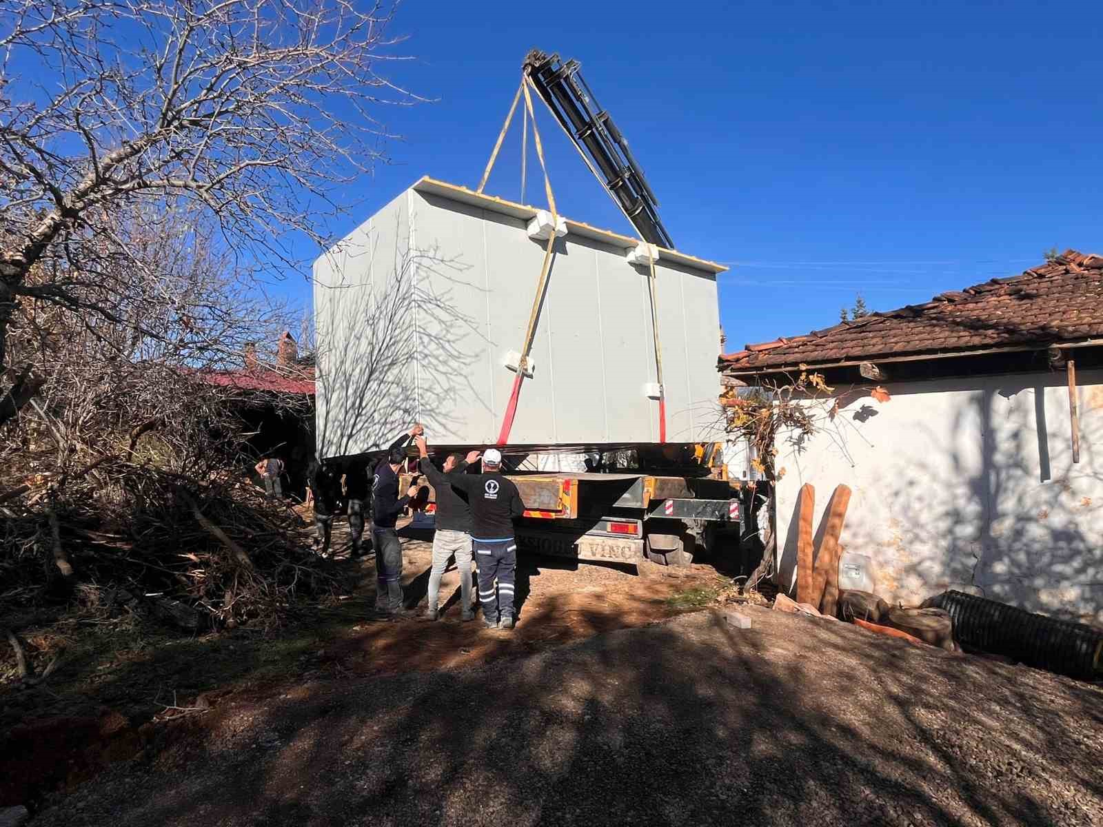 Tavas Belediyesinden yangında evleri k&uuml;l olan aileye konteyner ev desteği
