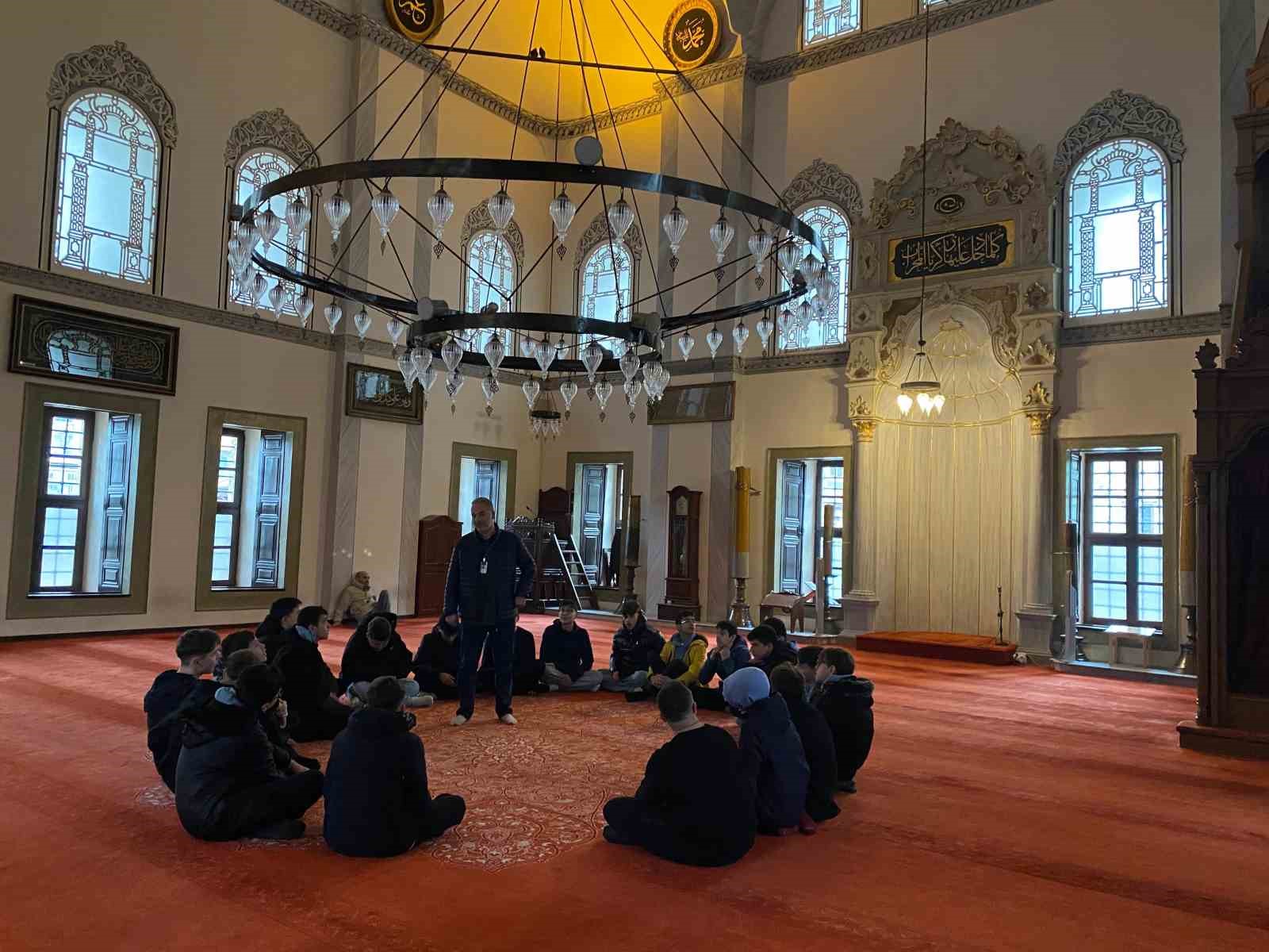 Yıldırımlı gen&ccedil;lerden tarihi yolculuk
