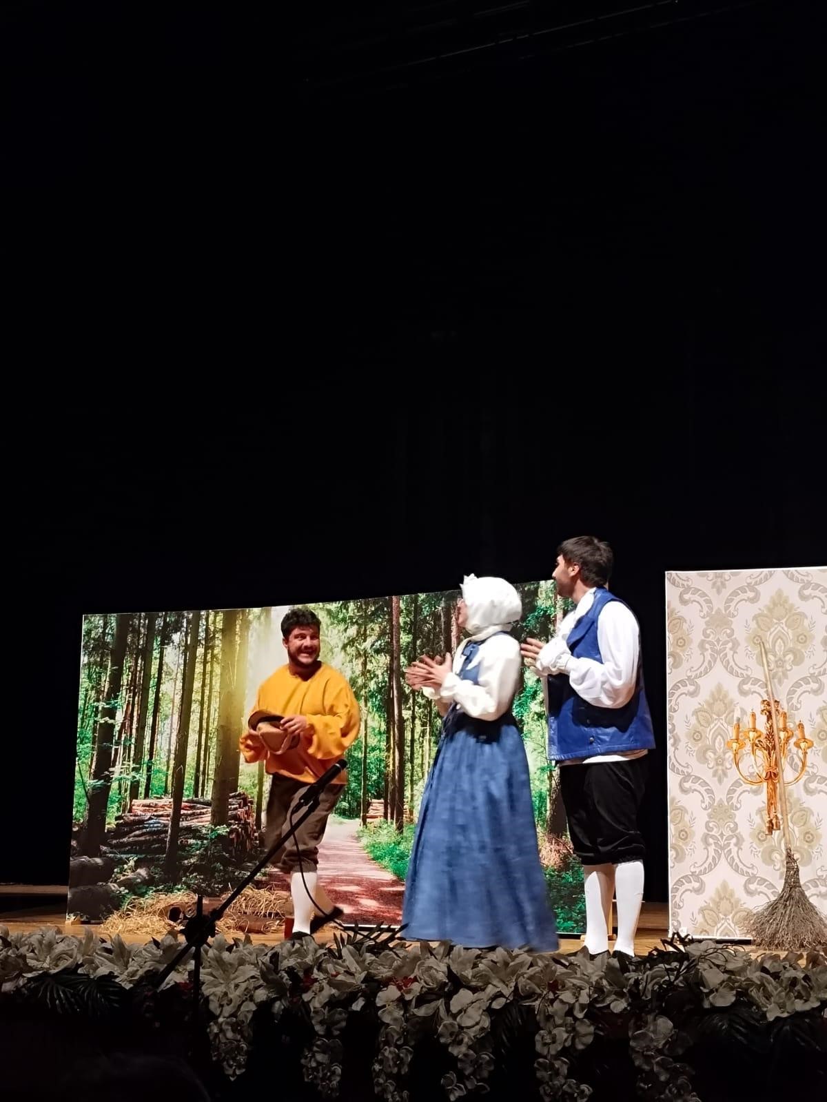 &Uuml;niversiteli gen&ccedil;lerin &rsquo;Zoraki Hekim&rsquo; oyunu ayakta alkışlandı
