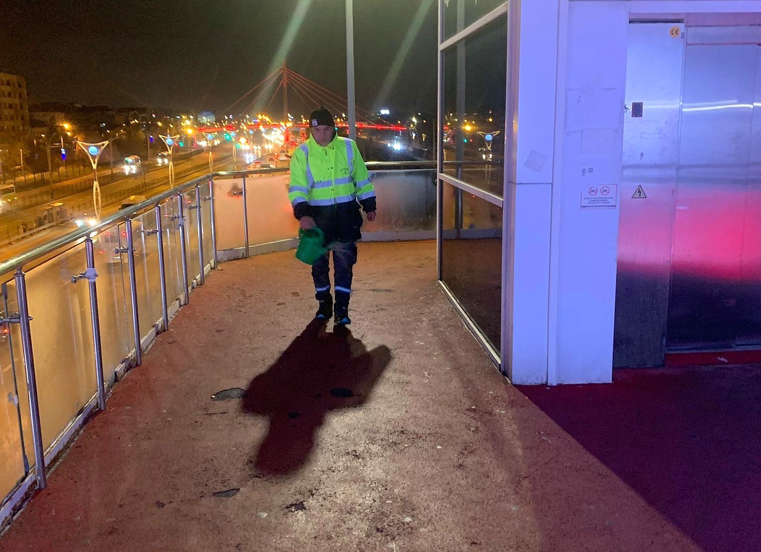 Kocaeli&rsquo;de &uuml;st ge&ccedil;itlerdeki buzlanmaya &ouml;zel sol&uuml;syonla m&uuml;dahale ediliyor
