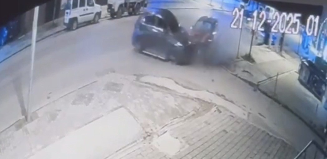 Park halindeki araca çarpan otomobildeki 4 kişi kazayı yara almadan atlattı