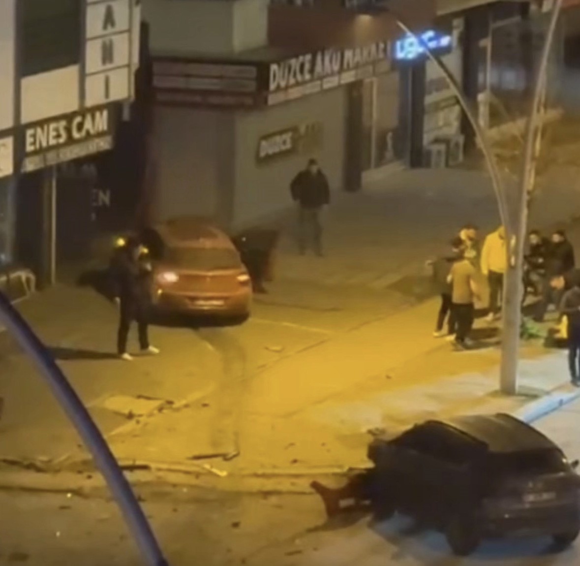 Park halindeki araca çarpan otomobildeki 4 kişi kazayı yara almadan atlattı