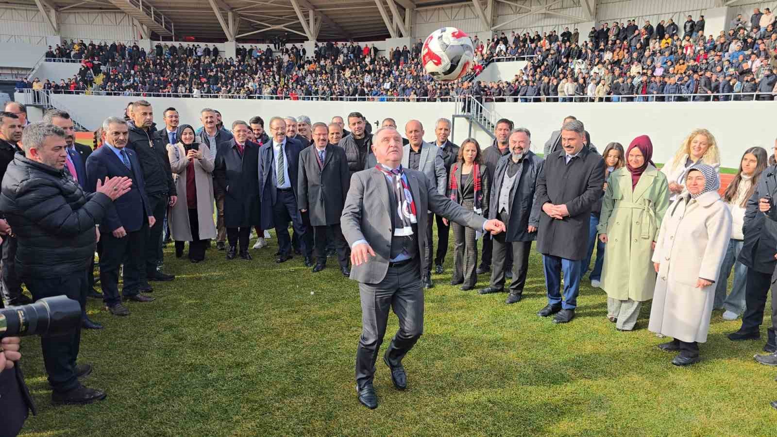 Yozgat Şehir Stadyumu, Bakan Osman Aşkın Bak&rsquo;ın katılımıyla a&ccedil;ıldı
