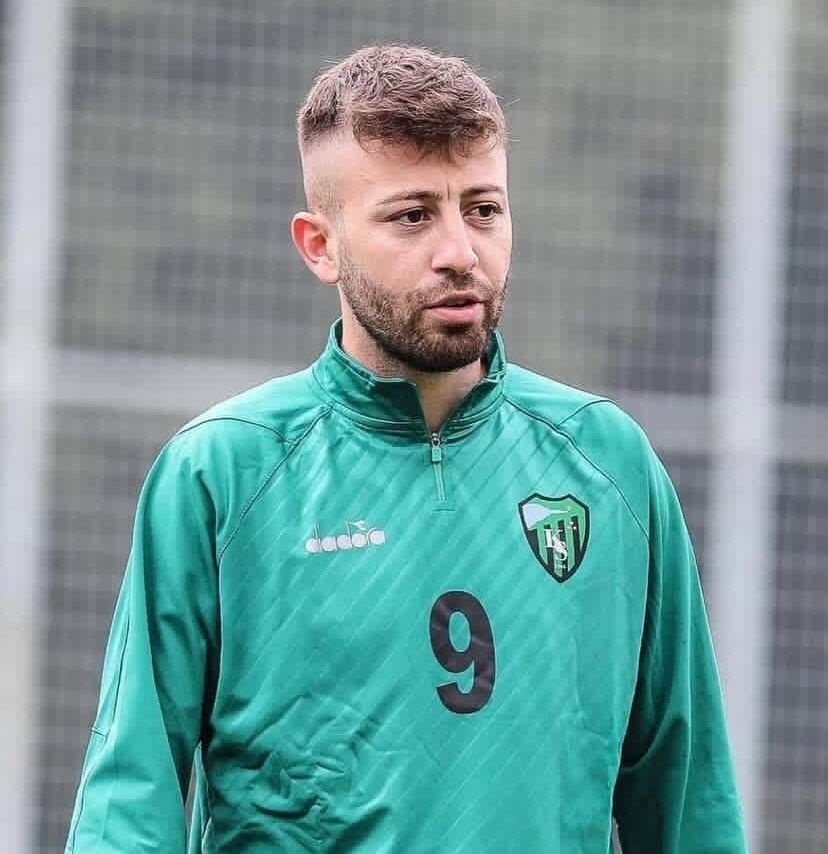 Silahlı kavgada hayatını kaybeden futbolcu Uğurcan Bek&ccedil;i toprağa verildi
