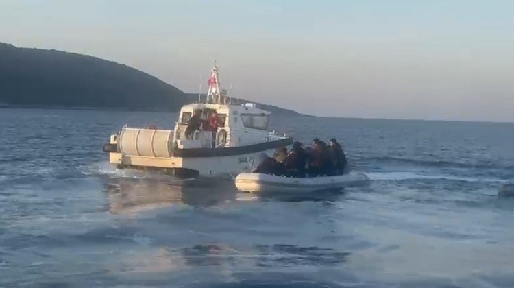 Aydın’da 12 düzensiz göçmen ve 1 göçmen kaçakçısı yakalandı