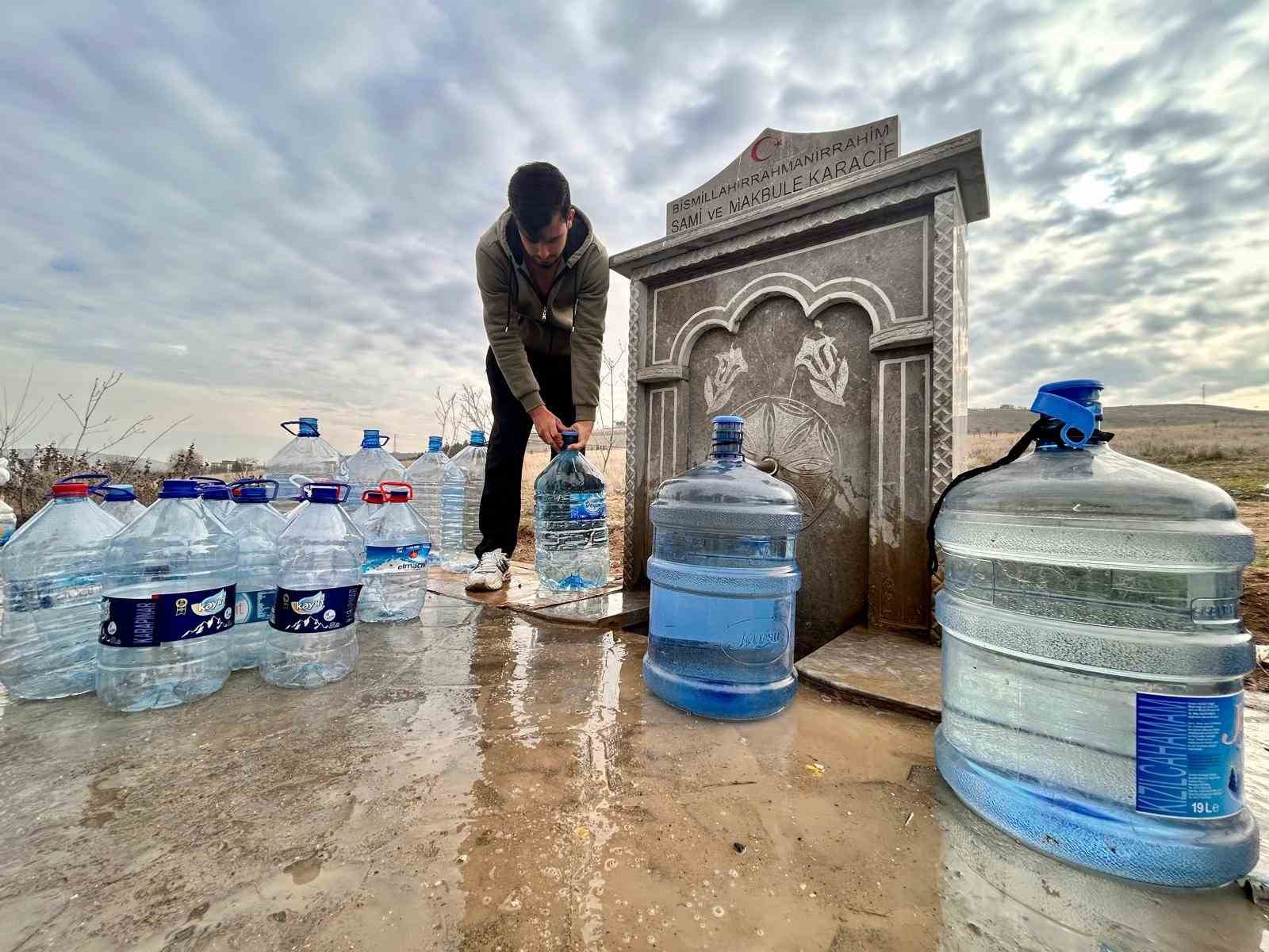 Başkentte su kesintisi yaşayan vatandaşlar ihtiyaçlarını çeşmeden gideriyor