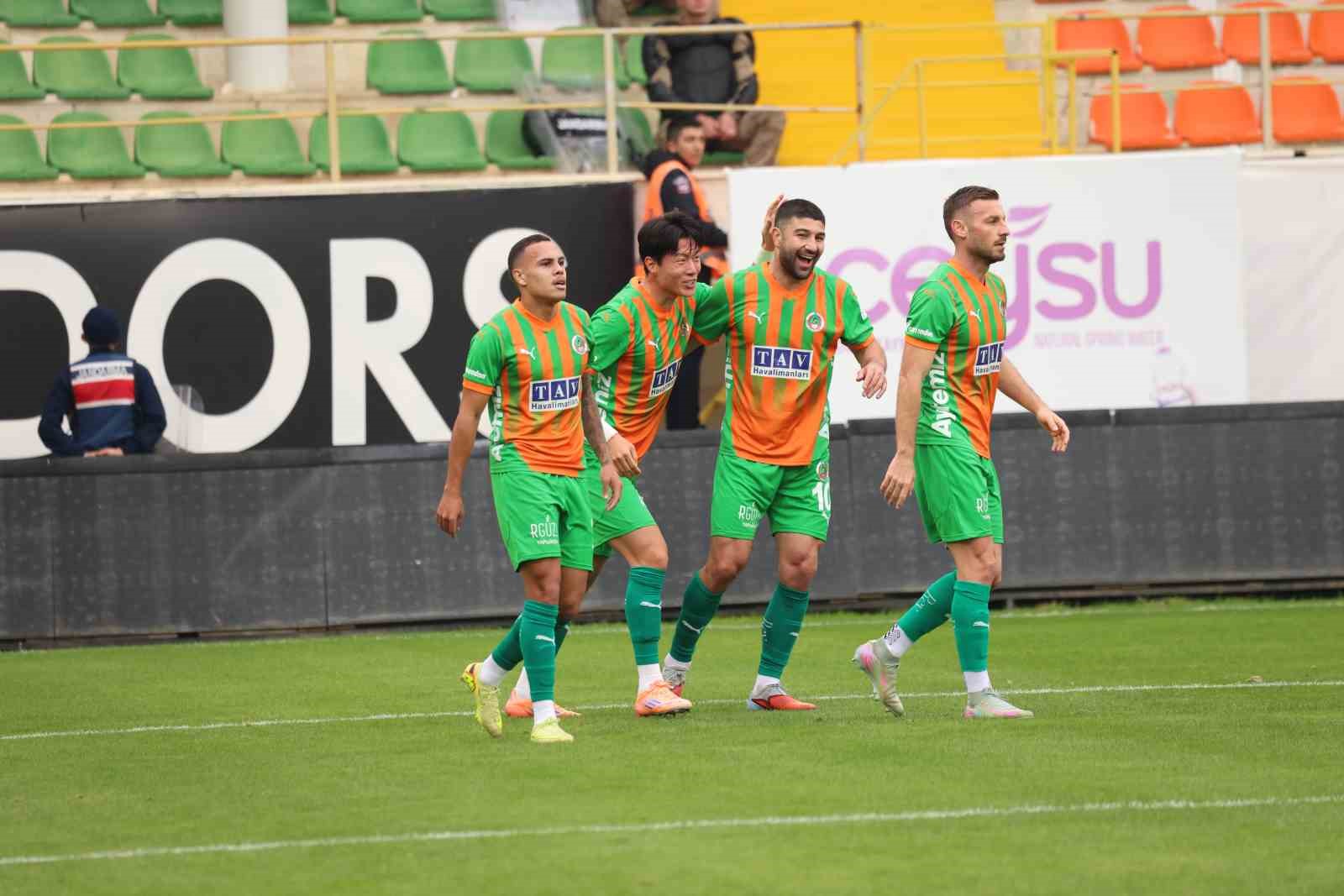 Trendyol S&uuml;per Lig: Corendon Alanyaspor: 1 - Fatih Karag&uuml;mr&uuml;k: 0 (İlk yarı)
