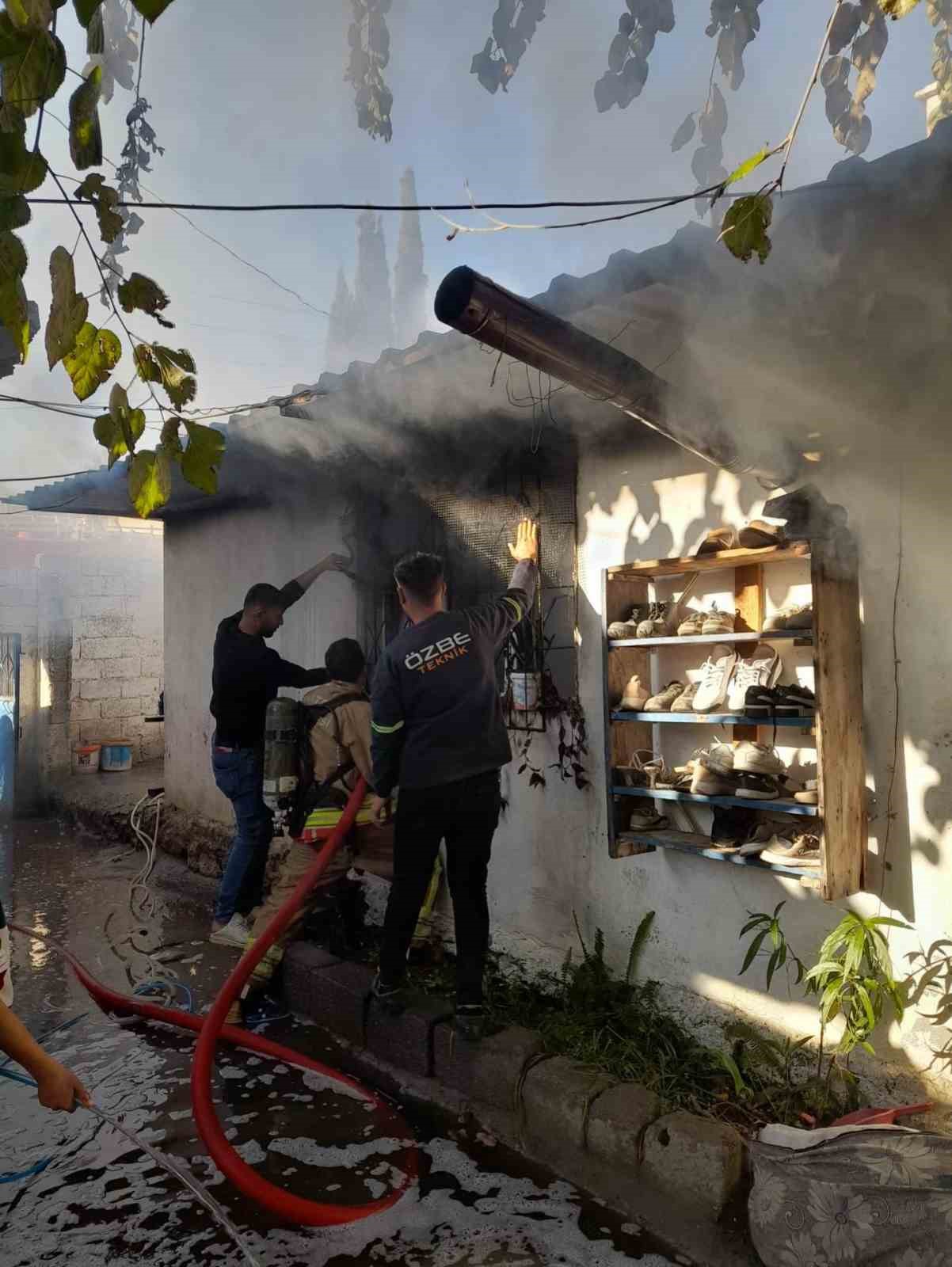 Erzin’de müstakil ev yandı