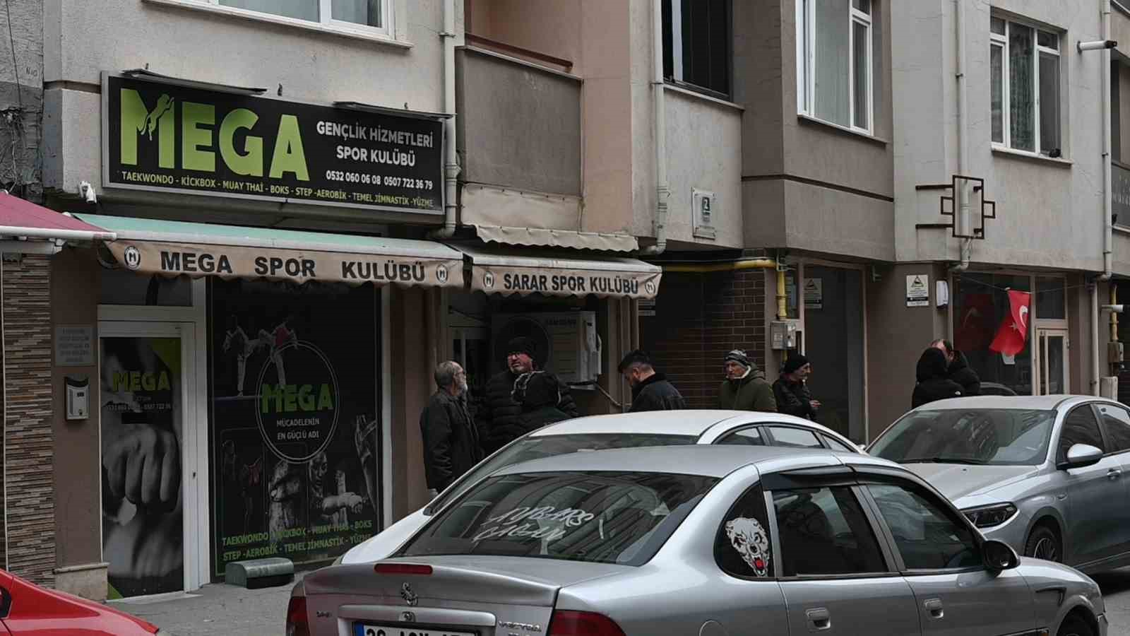 Kollarından ve kafasından yaralanan gen&ccedil; hastaneye kaldırıldı, fail aranıyor
