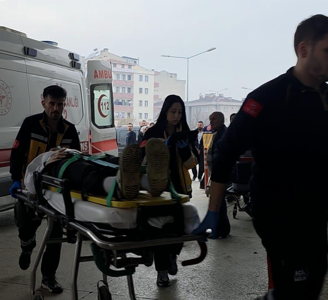 Kontrolden &ccedil;ıkan otomobil tarlaya u&ccedil;tu: 2 yaralı
