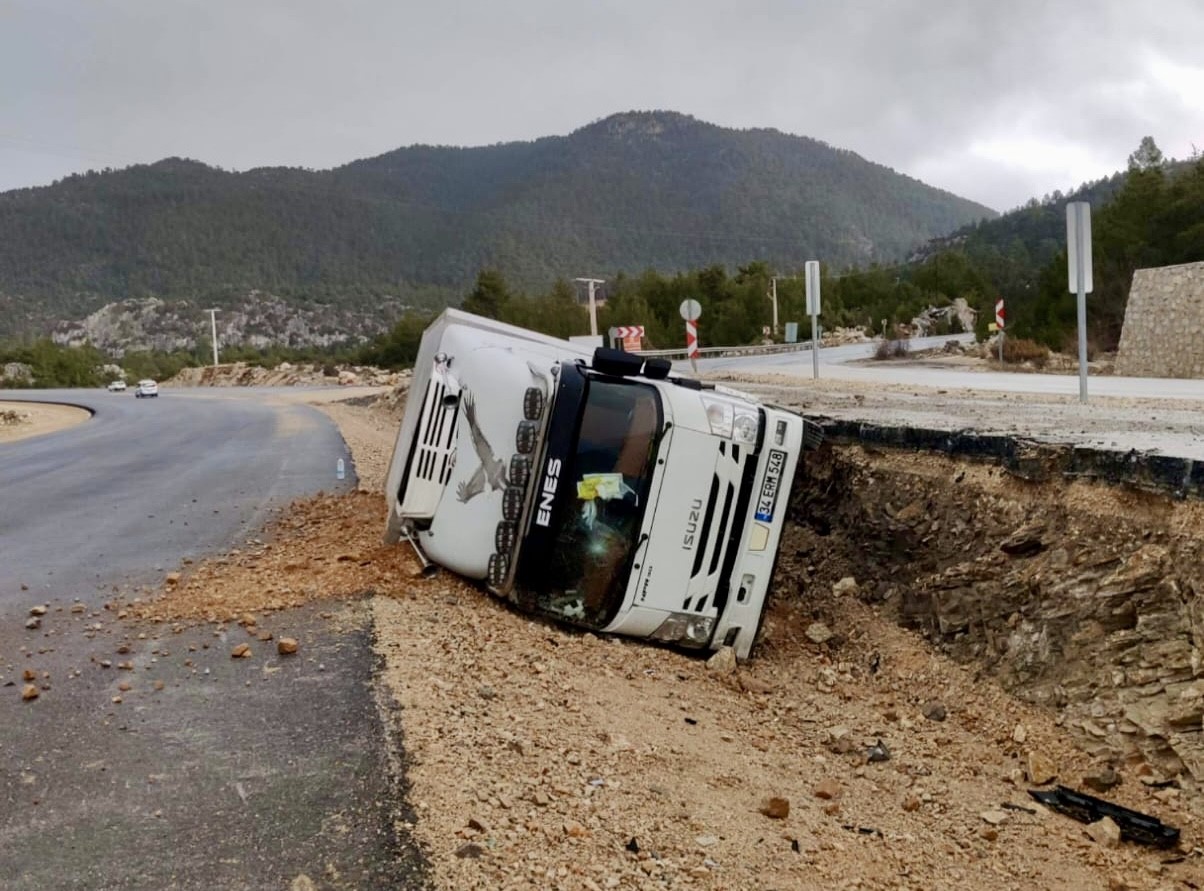 Antalya’da kamyon devrildi, sürücü yaralandı