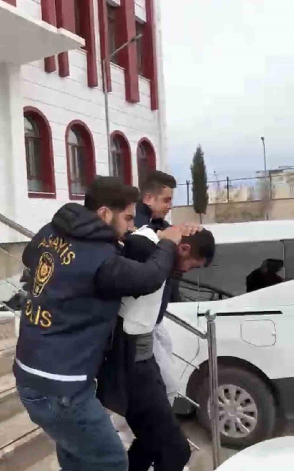 Eşini sokak ortasında &ouml;ld&uuml;ren şahıs tutuklandı
